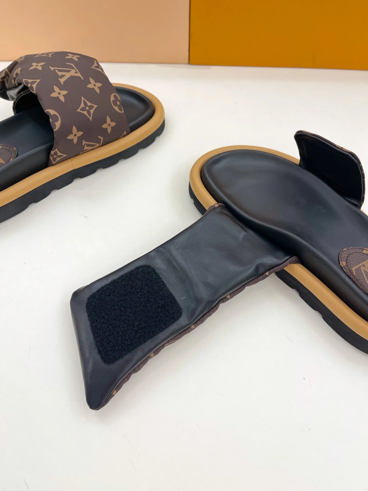 👟👟Ex-factory price P360👟👟 LV | Louis Vuitton ²⁰²³ 𝐬𝐬 🧡💚2023 Spring and Summer New Products The counter features the latest embossed slippers, hard goods, new🆕 Full of high-end feel! A popular model among bloggers at home and abroad, it’s retro and fashionable and looks amazing on your feet! Mainly recommended model on the official website★ ━━━━━ ЅᏇєєt ━━━━━ ▪️Upper: High-customized mercerized cloth➕Embossed ▪️Inner lining: Imported goatskin lining ▪️Outsole: Original open-molded non-slip and wear-resistant foam sole ▪️Code number: women's code 35-40 men's code 39-44